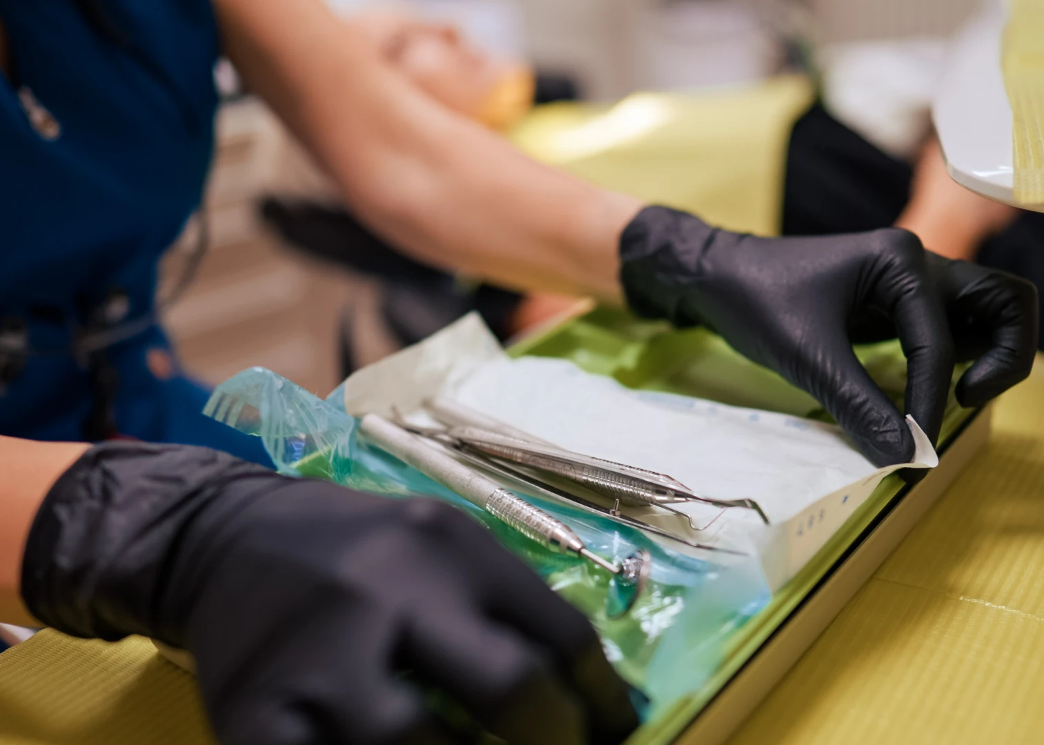 Consultation pré-opératoire au cabinet dentaire du Dr Bajanescu à Salins-les-Bains 39500