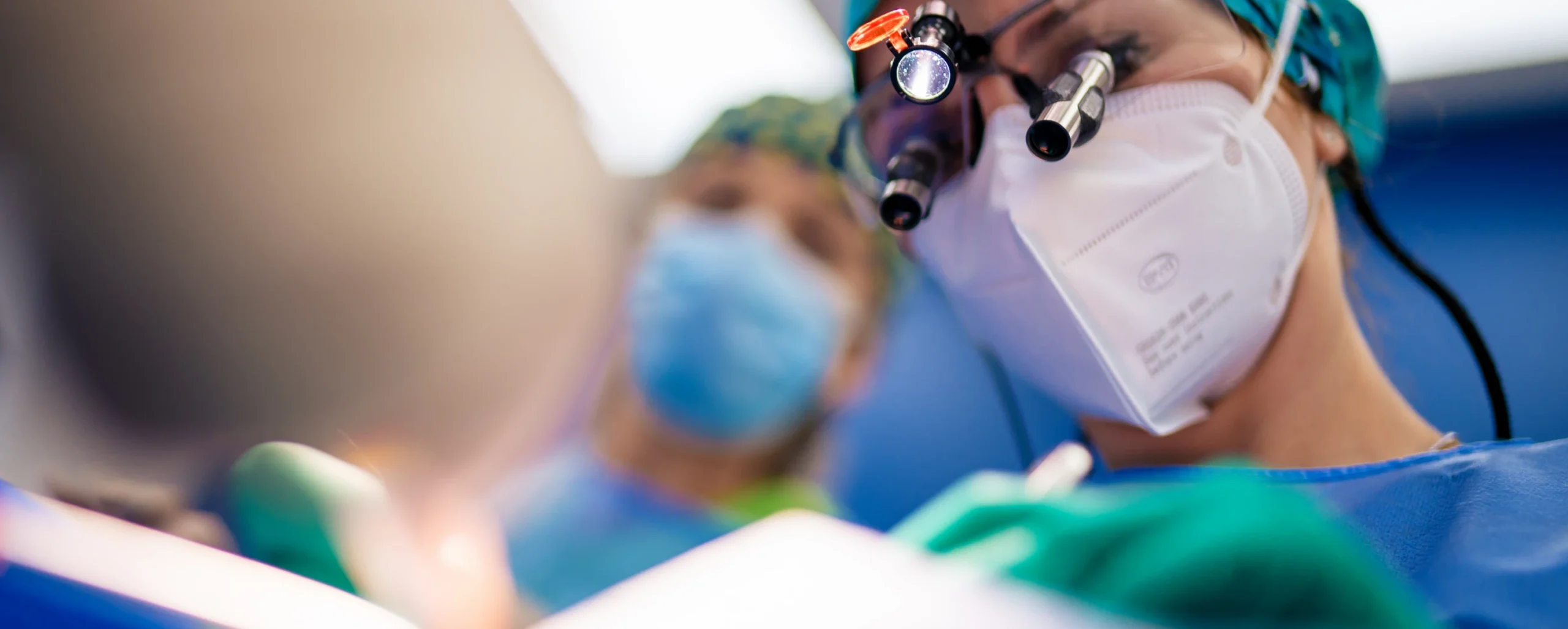 Microscope operatoire, implants au cabinet dentaire du Dr Bajanescu à Salins-les-Bains 39500