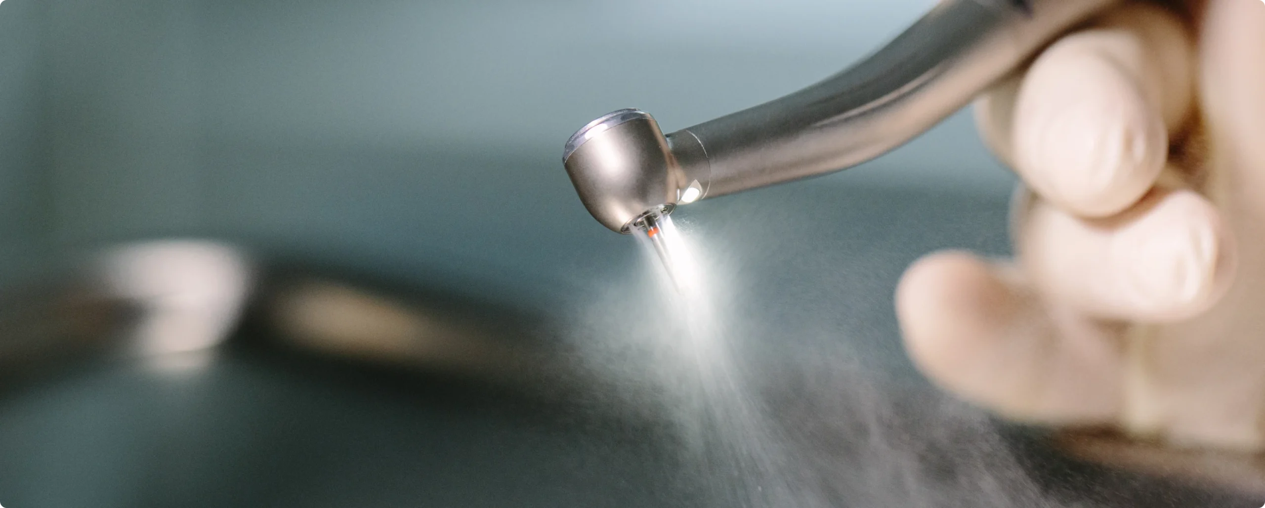 Nos technologies : profilaixis master, microscopie d'analyse bactériologique, arc facial et articulateur au cabinet du Dr Bajanescu